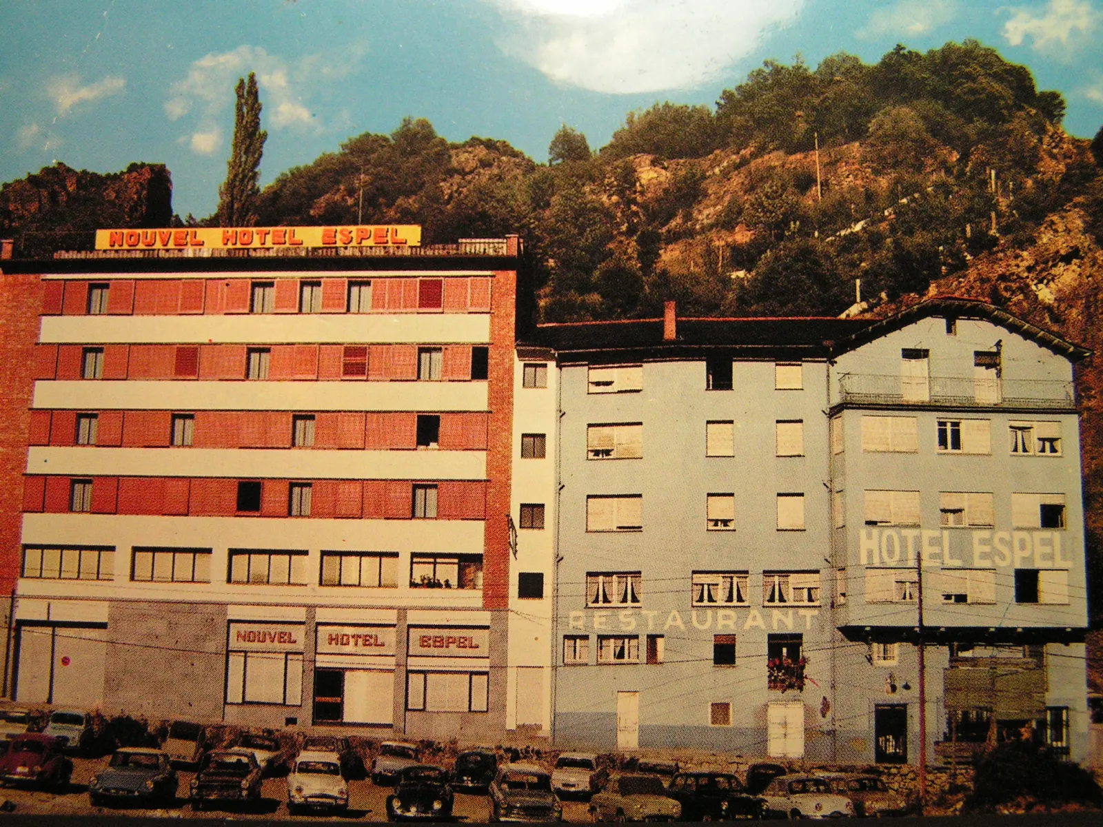 El Nouvel Hotel Espel, al costat de l'edifici original.