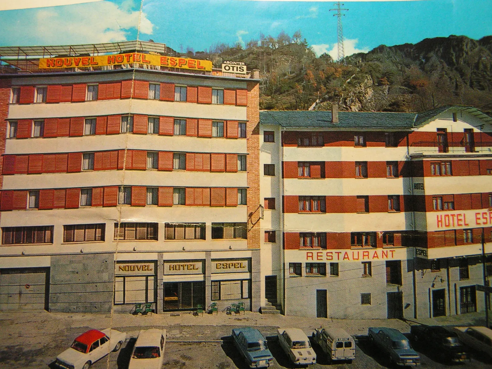 Els dos edificis, ja amb la mateixa façana.